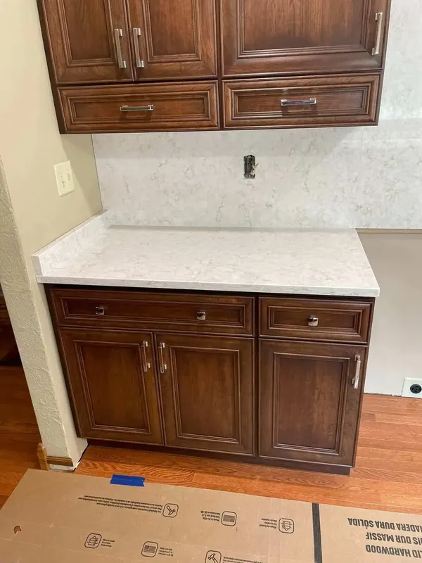Quartz surface with subtle veining